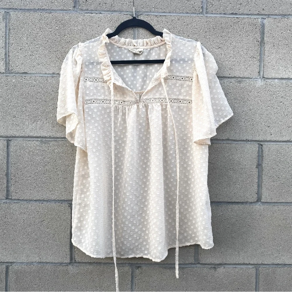 Pretty Feminine Blouse - Picture 2 of 8